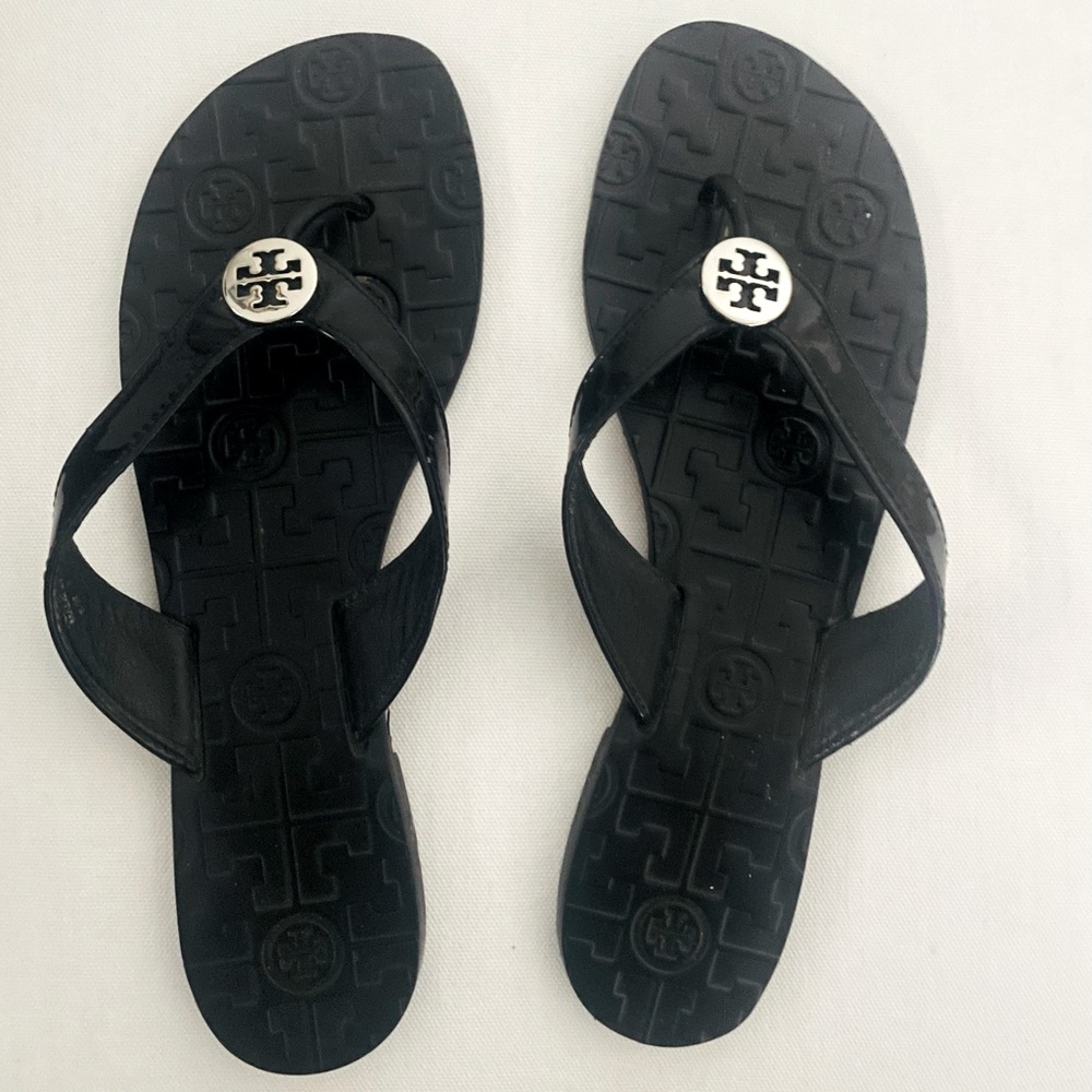 Tory Burch thora patent leather flip flop in black